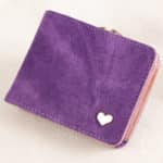 petit portefeuille en jean violet avec un coeur en métal en bas a gauche