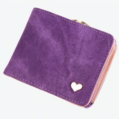 petit portefeuille en jean violet avec un coeur en métal en bas a gauche