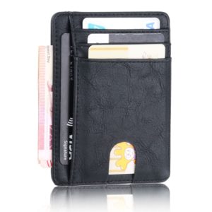 Petit portefeuille noir rempli de cartes et billets sur fond blanc.