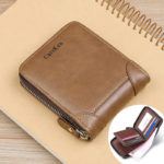 Portefeuille marron à fermeture éclair posé sur un cahier marron plus clair. En bas en vignette, on voit l'intérieur du portefeuille.