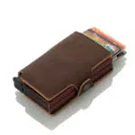 Petit portefeuille marron représenté avec des cartes qui dépassent, sur fond blanc.