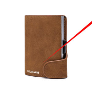 Portefeuille marron sur fond blanc. On voit un trait rouge pour montrer où est personnalisé le portefeuille.