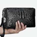 Portefeuille pochette en cuir effet crocodile noir.