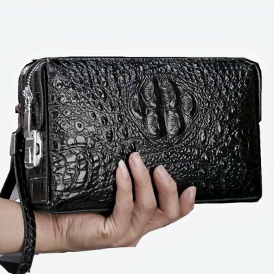 Portefeuille pochette en cuir effet crocodile noir.