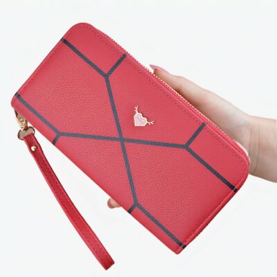 Grand portefeuille zippé rouge au design original, languette et carreaux pour femme.