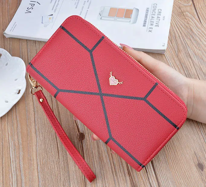 Grand portefeuille zippé rouge au design original, languette et carreaux pour femme.