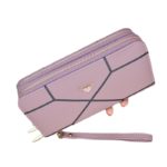 Grand portefeuille zippé violet au design original, languette et carreaux pour femme.