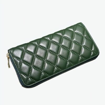 Portefeuille vert à zip matelassé en cuir pour femme.