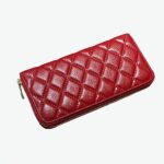 Portefeuille à zip matelassé rouge en cuir de vachette pour femme.