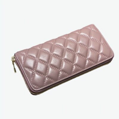 Portefeuille rose en cuir de vachette matelassé à zip pour femme.