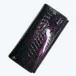 Portefeuille noir et violet brillant avec du relief en imitation peau de crocodile