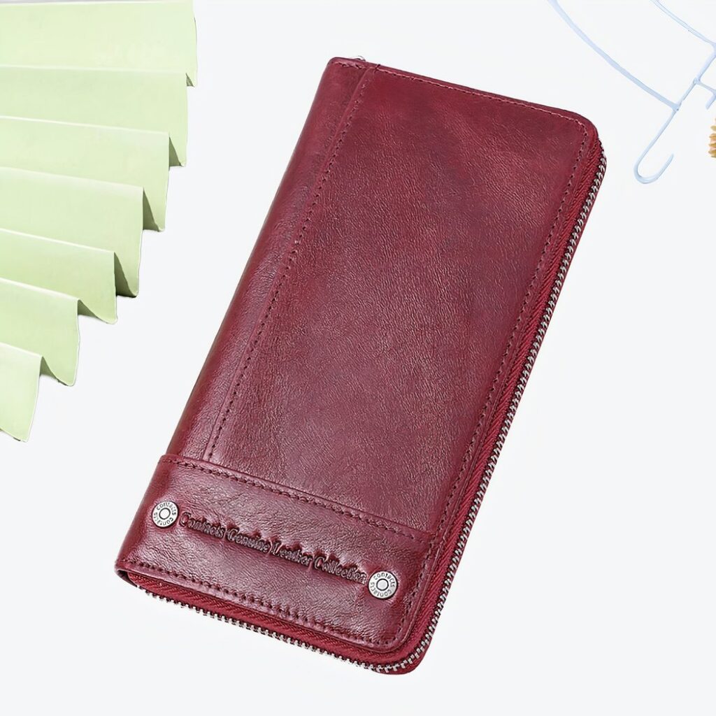 Portefeuille rectangulaire rouge avec une décoration verts sur le côté