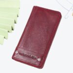 Portefeuille rectangulaire rouge avec une décoration verts sur le côté