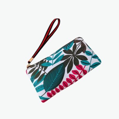 pochette blanche avec des fleurs colorées dessus posé sur un tissu beige et un papier avec des écritures noires