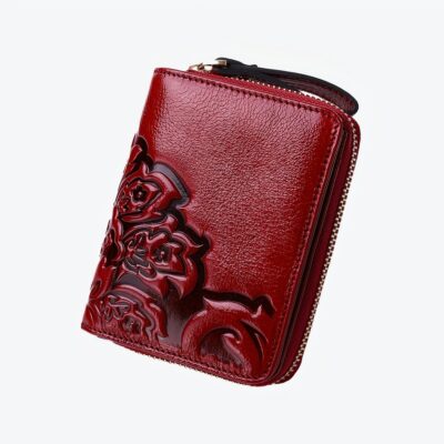 Petit portefeuille rouge avec des fleurs dans un des coins du portefeuille.