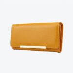 Portefeuille jaune rectangulaire sur fond blanc