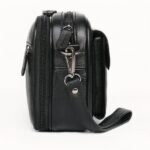 Pochette homme en cuir, sacoche a main homme, pochette homme luxe, chabrand sacoche homme, chambrand, saccoche chabrand sacoche chabrand amazon, saccoche lancaster, baizenville sac homme, sac de poignet homme, trousse zippée homme, pochette lacoste noir