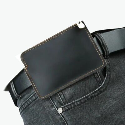Petit portefeuille noir accroché à une ceinture homme
