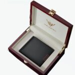 Portefeuille noir dans une boite